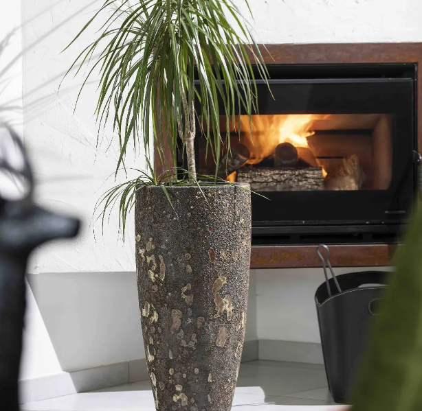      Atlantis Donice ceramiczne wykończone nieregularnie rozłożonym szkliwieniem Masywne donice ogrodowe. Kolekcja inspirowana jest antycznymi naczyniami znajdowanymi i wyławianymi z morza.  Wielką zaletą donic z kolekcji Atlantis jest ich mrozoodporność. Uzyskuje się ją dzięki doborowi odpowiedniego rodzaju surowca, oraz wysokiej temperaturze w piecu. Wyroby wytrzymują nawet najsurowsze zimy – sprawdziliśmy to !